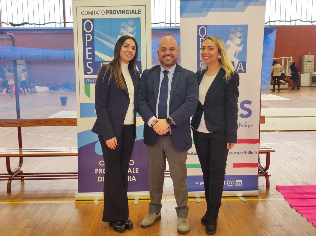 Il Presidente del Comitato provinciale di OPES Catania, Antonio Grassini, insieme alla Prof.ssa Fabrizia Panebianco e alla collaboratrice Martina Tabacco